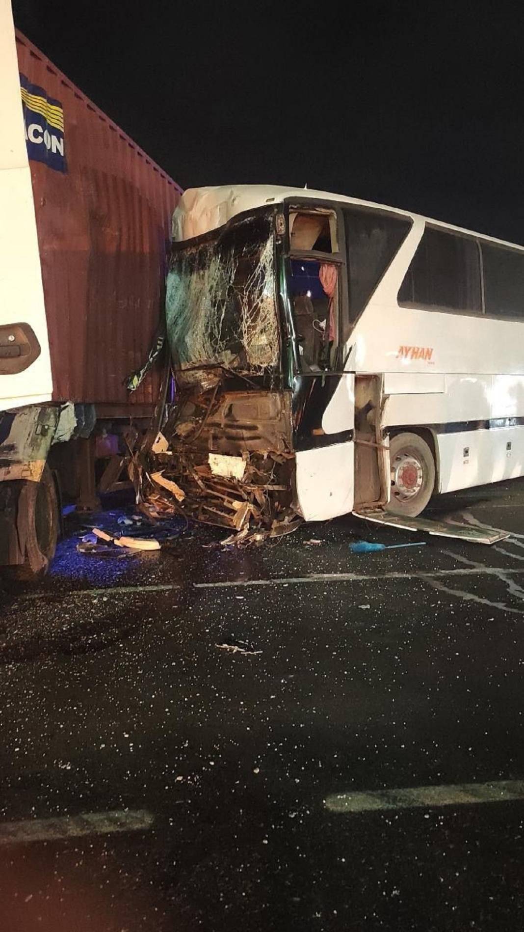 TIR ile işçi servisi çarpıştı: 12 yaralı 1